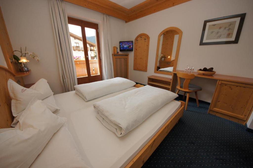 Hotel Garni Tofana Corvara In Badia Habitación foto
